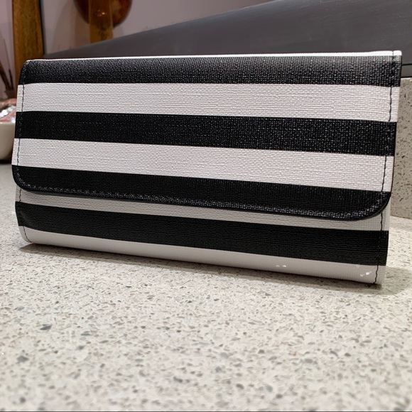 ⚫⚪ Elevate Your Style with the Kut from the Kloth Black and White Striped Wallet - Picture 2 of 7